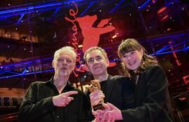 El director y escritor noruego Dag Johan Haugerud (centro) posa con los productores Yngve Saether y Hege Hauff Hvattumon tras obtener el Oso de Oro de la Berlinale con la película "Dreams (Sex Love)".