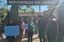 Padres de familia de la escuela Básica N° 171 Defensores del Chaco de la ciudad de Laureles exigen al MEC la designación de una docente para el tercer grado, vacante desde la jubilación de la profesora Elizabeth Ascona de Acosta a finales de mayo.