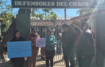 Padres de familia de la escuela Básica N° 171 Defensores del Chaco de la ciudad de Laureles exigen al MEC la designación de una docente para el tercer grado, vacante desde la jubilación de la profesora Elizabeth Ascona de Acosta a finales de mayo.