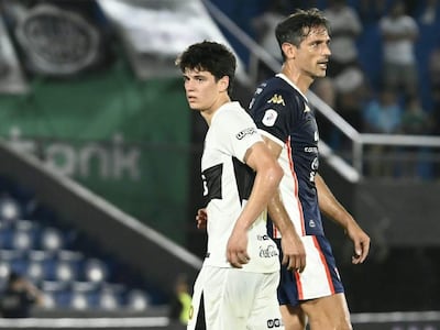 El saludo entre Roque Santa Cruz, futbolista de Nacional, y Eduardo Delmás, jugador de Olimpia, al finalizar el partido por la fecha 13 del torneo Clausura 2026 de la Primera División de Paraguay en el estadio Defensores del Chaco, en Asunción, Paraguay.
