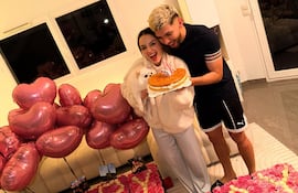 Así fue sorprendida la cumpleañera Melissa Cardona por su enamorado esposo Julio Enciso. Flores, globos y la tradicional torta no faltaron esta mañana para felicitar a Meli.