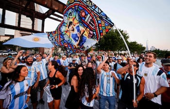 Aficionados de Argentina ondean una bandera de Maradona durante un "Banderazo" en Little Island en la ciudad de Nueva York, en la víspera de la semifinal de la Copa Mundial de la FIFA entre Argentina e Inglaterra.