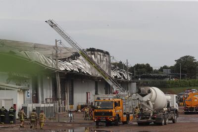 Integrantes del cuerpo de bomberos de Paraguay intentan apagar un incendio en el Parque Industrial Logístico Nuestra Señora de la Asunción, en Luque