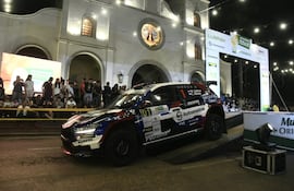 Una postal de la Catedral de Carapeguá con el Škoda Fabia RS Rally2 de Migue Zaldívar y Luis Allende.
