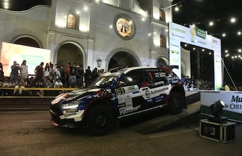 Una postal de la Catedral de Carapeguá con el Škoda Fabia RS Rally2 de Migue Zaldívar y Luis Allende.