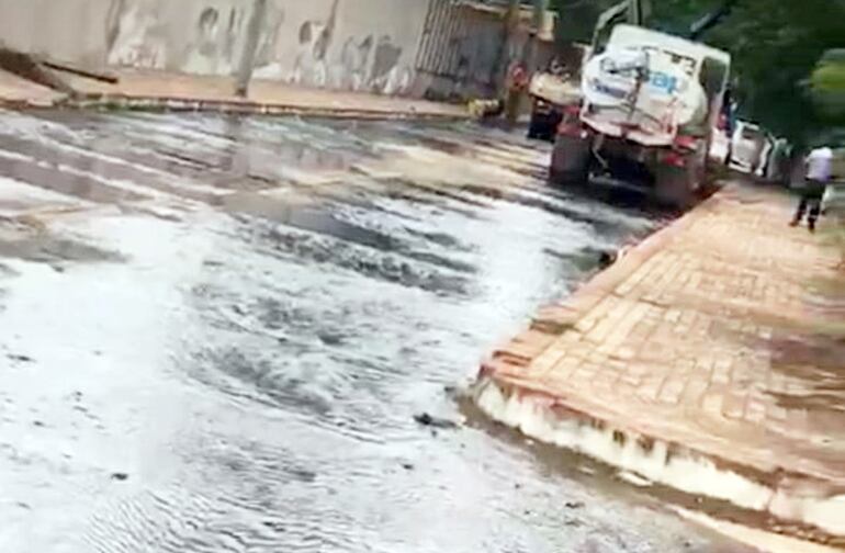 Un camión cisterna de la Essap estaba en el punto desde donde se escurrió el agua servida hasta desembocar al lago Ypacaraí.