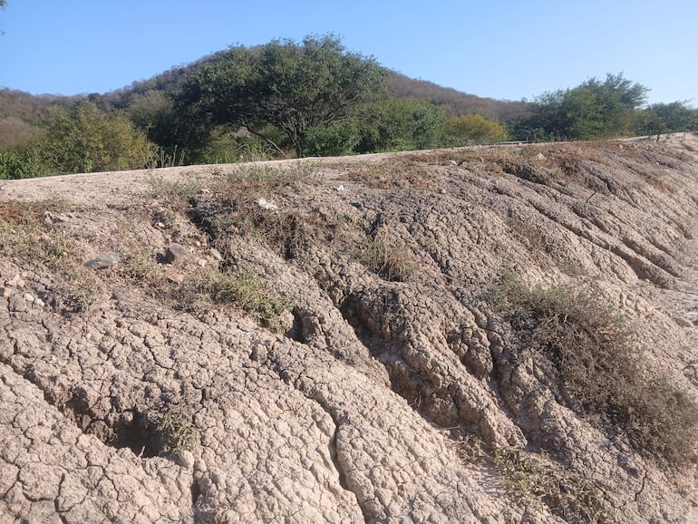 Enormes grietas del fragil muro de tierra que rodea a la poblacion de Fuerte Olimpo