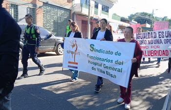 Funcionarios de Ciudad Mujer se manifiestan ante falta de cobro por insalubridad.