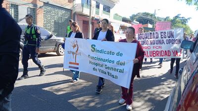 Funcionarios de Ciudad Mujer se manifiestan ante falta de cobro por insalubridad.