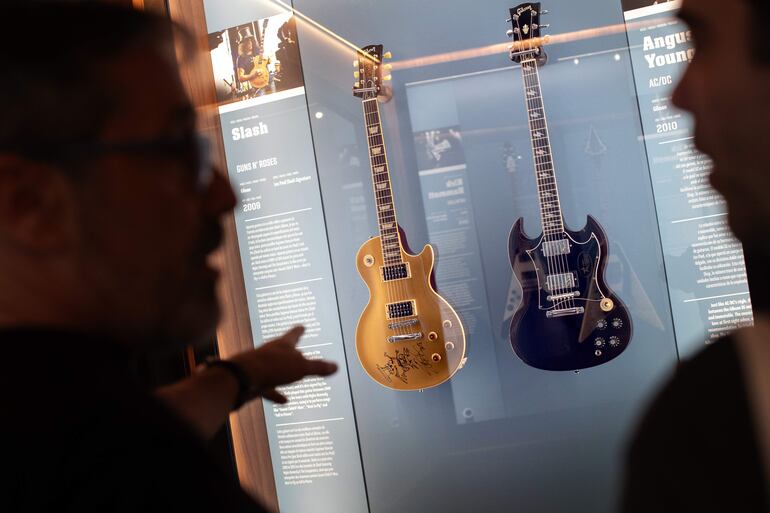 Una guitarra de Slash, guitarrista de Guns N' Roses (izquierda) y otra de Angus Young, líder de AC/DC, pueden verse en el nuevo museo que ha abierto en Barcelona.