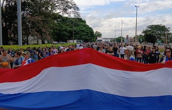El cierre de la Ruta PY02 en Ciudad el Este, en inmediaciones del nuevo desvío implementado para la construcción del viaducto.