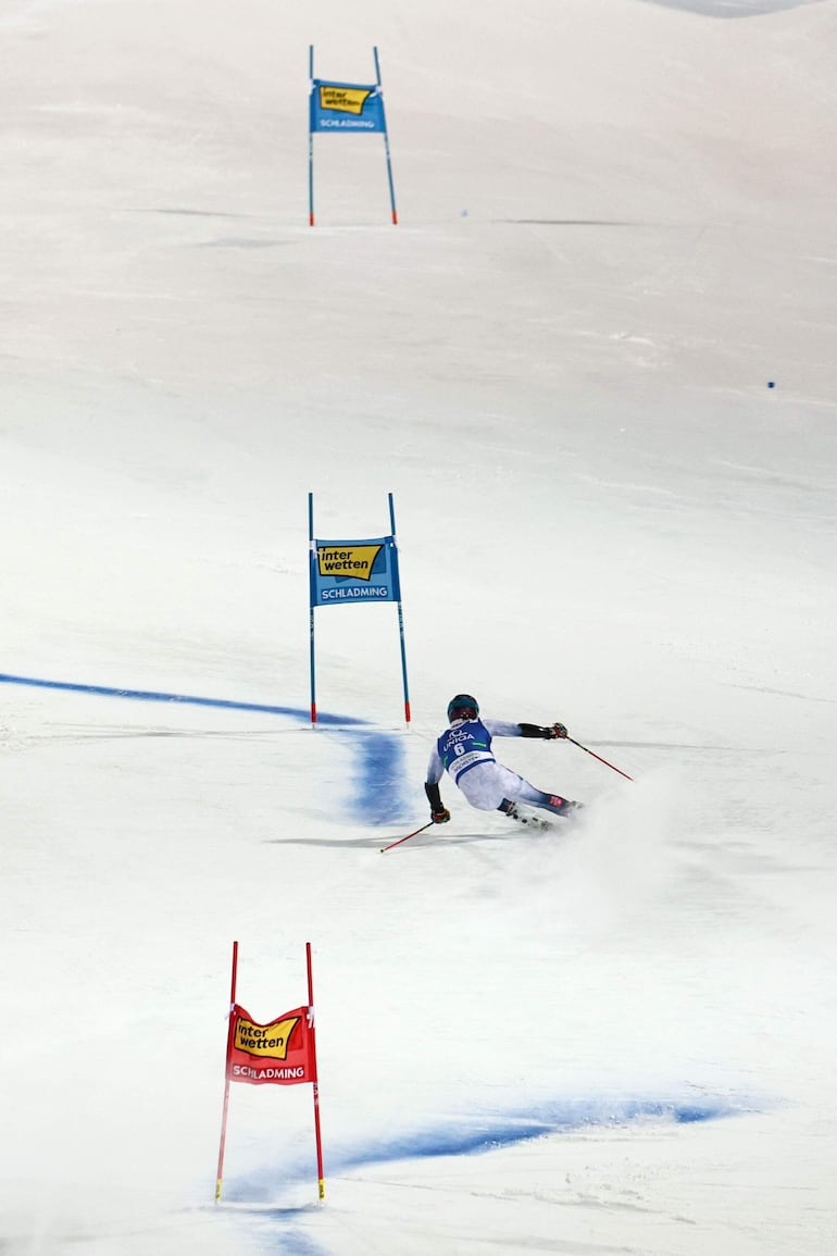  El atleta Lie McGrath, de Noruega, en acción durante la primera ronda de la prueba masculina de eslalon gigante de la Copa del Mundo de Esquí Alpino de la FIS .