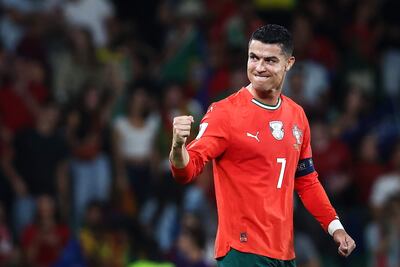 El jugador de Portugal, Cristiano Ronaldo, celebra después de marcar un gol durante el partido de fútbol de la Clasificación Europea para la Copa Mundial de la FIFA 2026 entre Portugal y Hungría en el estadio José Alvalade, en Lisboa, Portugal.