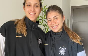 Julia Fernández (i) y Dalma Piri son nuevas integrantes de las Olimpia Queens para la Liga Femenina, cuyas semifinales se inician este viernes.
