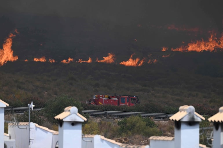Bomberos combaten los incendios cerca de Bedar, en Los Gallardos, provincia de Almería.