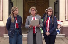 Las hijas de Óscar Denis leyeron una carta el martes a la mañana en frente de la Catedral de Asunción.