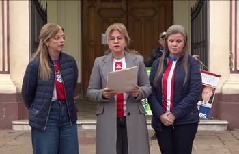 Las hijas de Óscar Denis leyeron una carta el martes a la mañana en frente de la Catedral de Asunción.