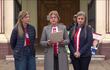 Las hijas de Óscar Denis leyeron una carta el martes a la mañana en frente de la Catedral de Asunción.