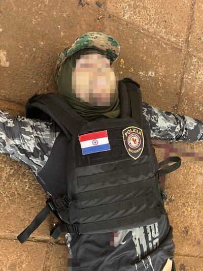 El delincuente abatido en Ciudad del Este, tendido en la vía pública.