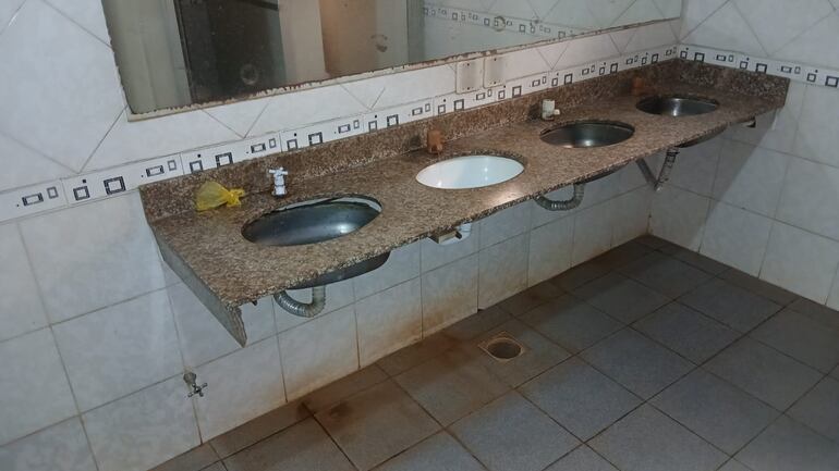 El pésimo estado de la infraestructura se nota en los baños.