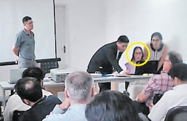 La jefa de gabinete Deisy Dahiana Acosta, encabezando el proceso y manipulando la computadora en la apertura de ofertas.