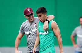 En el entrenamiento el argentino Luis Zubeldía (44), DT de Flu, le abraza a Rubén Lezcano (21) en lo que parece ser una amena charla.
