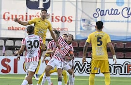 Los jugadores de San Lorenzo y Sportivo Trinidense disputan el balón en un partido de la sexta fecha del torneo Apertura 2026 de la Primera División de Paraguay en el estadio Gunther Vogel, en San Lorenzo, Paraguay.