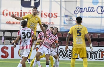 Los jugadores de San Lorenzo y Sportivo Trinidense disputan el balón en un partido de la sexta fecha del torneo Apertura 2026 de la Primera División de Paraguay en el estadio Gunther Vogel, en San Lorenzo, Paraguay.
