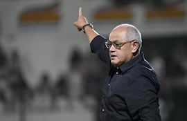 El entrenador de Libertad, Francisco "Chiqui" Arce dando indicaciones a sus dirigidos en el encuentro ante Guaraní.