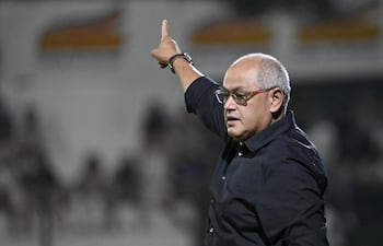 El entrenador de Libertad, Francisco "Chiqui" Arce dando indicaciones a sus dirigidos en el encuentro ante Guaraní.