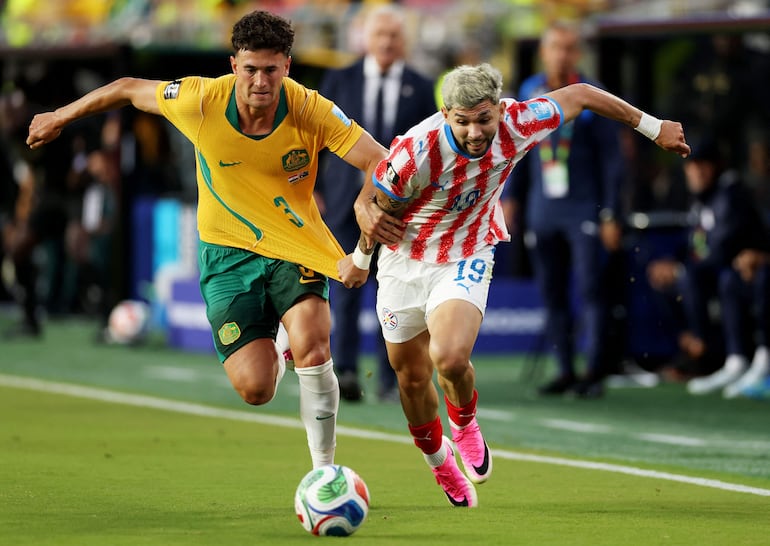 ulio Enciso #19 de Paraguay es marcado por Alessandro Circati de Australia durante el partido del Grupo D de la Copa Mundial de la FIFA 2026 entre Paraguay y Australia en el San Francisco Bay Area Stadium.