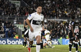 Hugo Sandoval festeja su gol, en la victoria de Olimpia contra Vasco da Gama en el Defensores del Chaco, por 3-1.