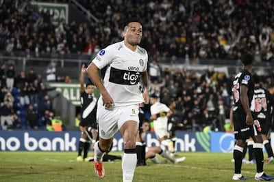 Hugo Sandoval festeja su gol, en la victoria de Olimpia contra Vasco da Gama en el Defensores del Chaco, por 3-1.