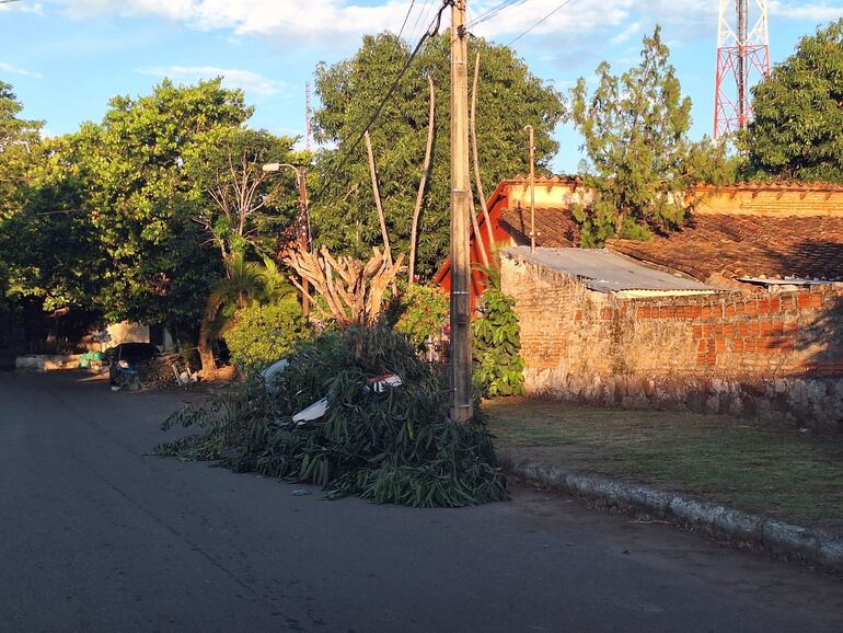 Basura en calles y veredas del barrio Itay de Asunción, por falta de recolección.