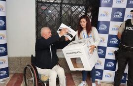 Un adulto mayor vota anticipadamente el referéndum en Quito (Ecuador).