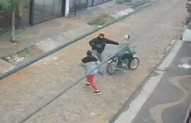 Cámaras de circuito cerrado grabaron el momento en el que una pareja de motochorros intentaron asaltar a una mujer en Villa Elisa.