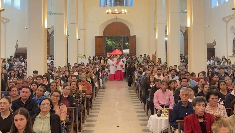 Multitudinaria participación en jornada religiosa por la visita de la Espada de San Miguel en Villarrica.