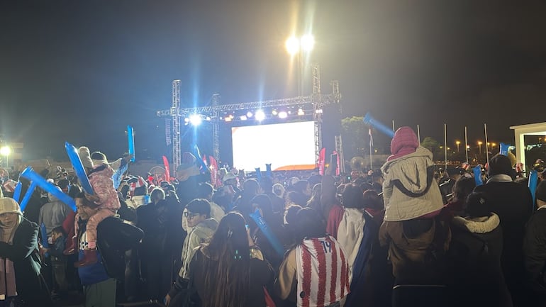 Ni el frío los frenó: Multitud fue a recibir a la Albirroja tras el Mundial 2026 - Mundial de Fútbol