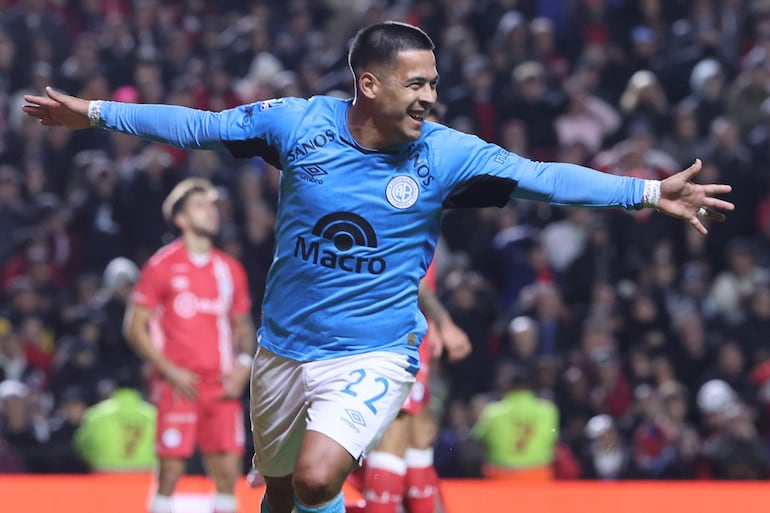 Nicolás Fernández de Belgrano celebra un gol este domingo, en un partido de la semifinal de la Liga Argentina entre Argentinos Juniors y Belgrano en el estadio Diego Armando Maradona, en Buenos Aires (Argentina).