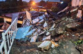 Derrumbe de una muralla sobre una vivienda dejó a una familia desamparada.