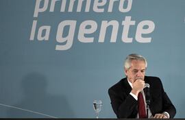 Alberto Fernández aseguró que sus hijos están sufriendo “ataques, injurias y amenazas”, y que él mismo siente un “dolor en su ser íntimo” (Photo by Juan MABROMATA / AFP)