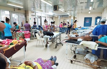 Foto ilustrativa de uno de los pasillos utilizados como espacios de internación de urgencias, como ocurre en casi todos los hospitales públicos.