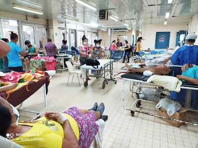 Foto ilustrativa de uno de los pasillos utilizados como espacios de internación de urgencias, como ocurre en casi todos los hospitales públicos.