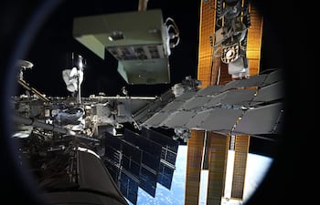 Fotografía publicada este miércoles por el astronauta de la NASA Anil Menon en su cuenta en X @astro_anil que muestra el momento de la instalación de una antena frente a la nave espacial Dragon de SpaceX en la Estación Espacial Internacional (EEI).