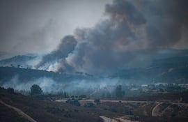 Vista desde la localidad de Aznalcollar (Sevilla), del incendio de Niebla (Huelva), que sigue activo y ha afectado ya a más de 38000 hectáreas. EFE