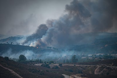 Vista desde la localidad de Aznalcollar (Sevilla), del incendio de Niebla (Huelva), que sigue activo y ha afectado ya a más de 38000 hectáreas. EFE