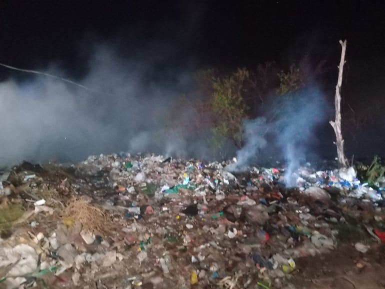 Basural clandestino volvió a arder en la Costanera Sur