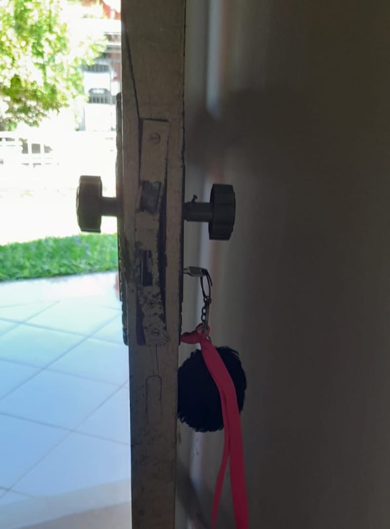 De esta forma quedaron la cerradura y la puerta de madera, de la casa que la comitiva allanó por error.