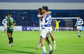 César Manuel Castro (32 años) festeja su gol con Sergio Daniel Fretes (28). El lateral izquierdo del 2 de Mayo había iniciado la jugada con una recuperación de balón ante Rodi Ferreira.
