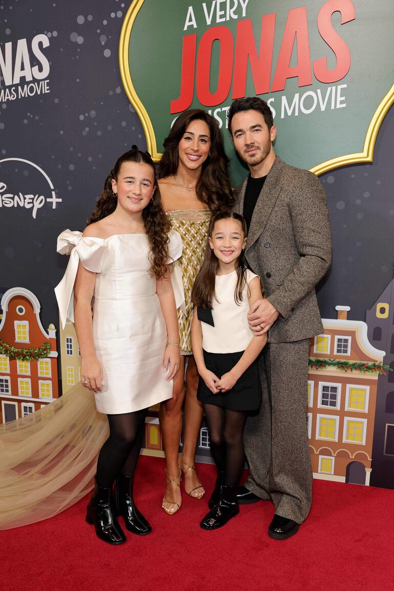 Kevin Jonas asistió en familia a la premier. Lo vemos junto a Alena Jonas, Danielle Jonas y Valentina Jonas a su llegada al New York City Center. (Dia Dipasupil/Getty Images/AFP)